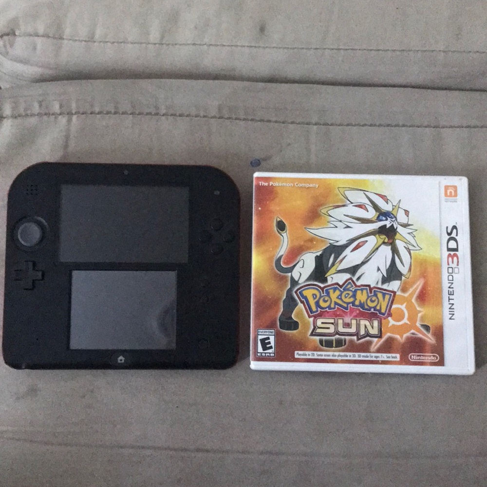 Nintendo 2DS w/Mario Kart 7 and Pokémon Sun